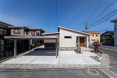 ワイドな室内と半屋外で構成するWリビングのある平屋｜米子市皆生新田