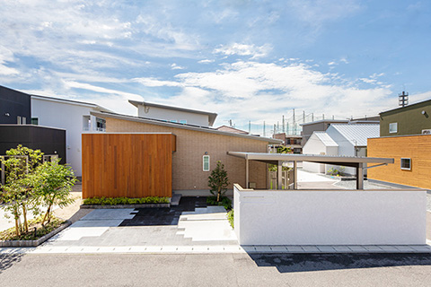中庭から柔らかな光が降り注ぐコの字型設計の上質な住まい｜米子市上福原