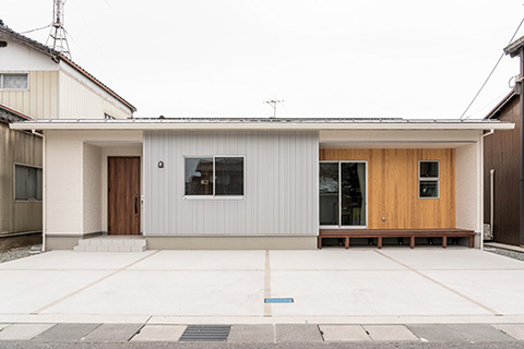 片流れ屋根が作る木質感あふれる勾配天井の平屋｜境港市蓮池町
