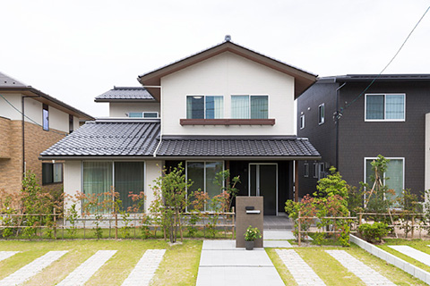 瓦屋根と焼杉で仕上げた軒深い和モダン住宅｜米子市両三柳