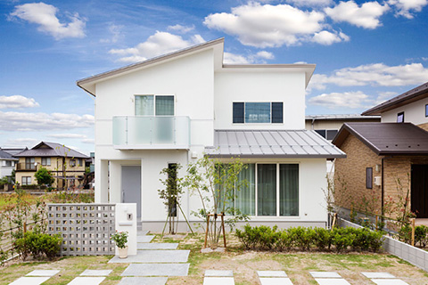 勾配リビング天井が開放的なシンプルモダン住宅｜米子市両三柳
