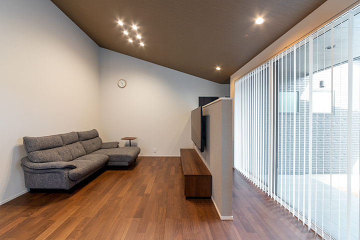 勾配天井 ウォールナット床材のシックスタイルな平屋 境港市湊町 アート建工