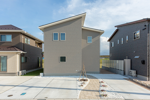 ホテルライクな造作洗面が彩るシンプルモダン住宅｜大山町所子
