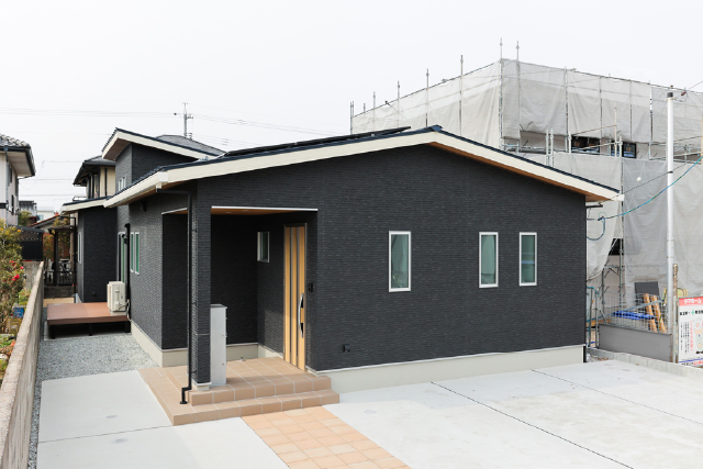 白を基調としたリビングと勾配天井が開放的な平屋｜米子市両三柳